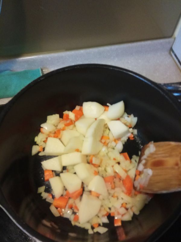 加入馬鈴薯，馬鈴薯炒到油亮油亮的