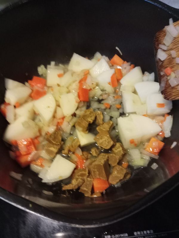 加入咖哩塊，加點水，咖哩塊切成小塊的溶解較快。