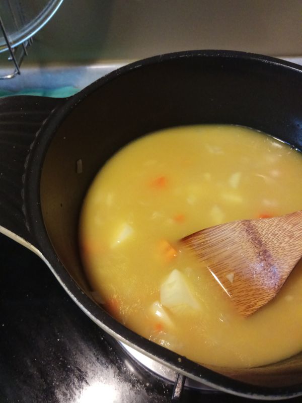 加水到自己喜歡的稠度，煮滾。煮到馬鈴薯軟就好囉。