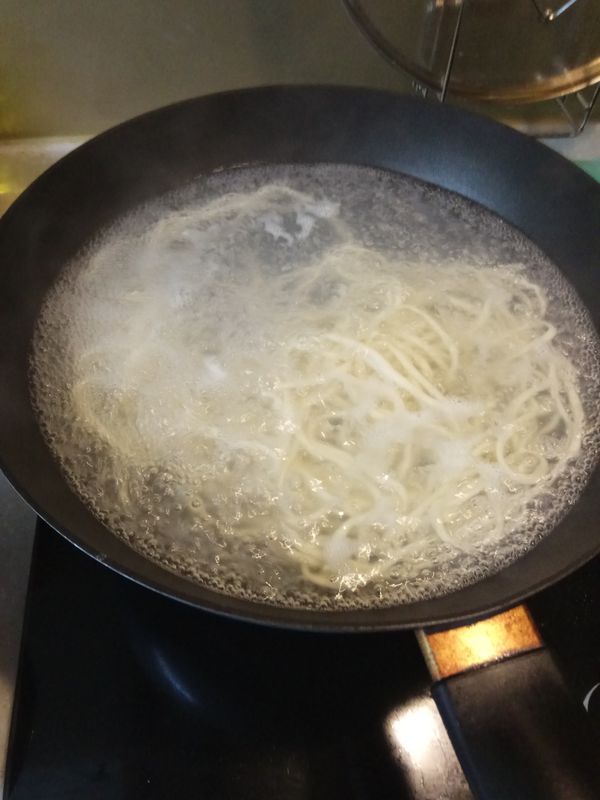 另煮一鍋水，水裡加鹽，水滾下麵。