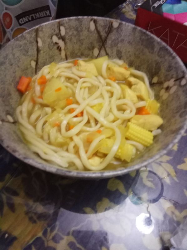 麵好後，湯、麵合體，一碗熱騰騰的咖哩拉麵就完成了。