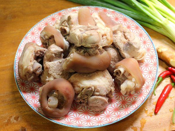 煮一鍋水, 水的量多些, 冷水時放入豬腳, 大火煮至水滾, 續煮3分鐘後, 取出沖水洗去表面雜質浮末 (去除血水去腥)