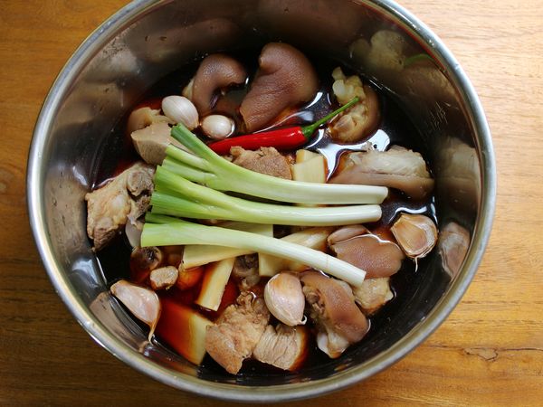 內鍋放入豬腳及[醬汁]材料, 移至電鍋蒸架上, 外鍋2杯水, 蒸至炊飯鍵跳起