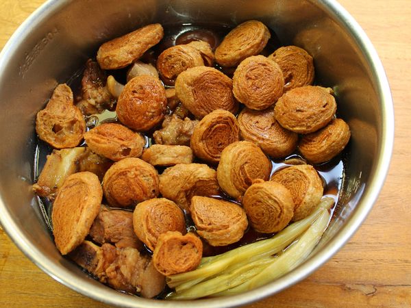 加入白砂糖、胡椒粉及麵輪(材料外), 外鍋再加2杯水, 續蒸至炊飯鍵跳起