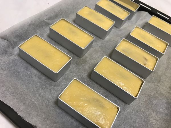 放入模中用掌心壓入