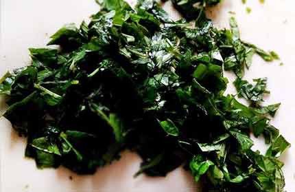 九層塔洗淨後切碎，與豬絞肉及所有調味料放入盆中，攪拌至產生黏性（我好像不小心把餡料照刪掉了~只有碎九層塔照）