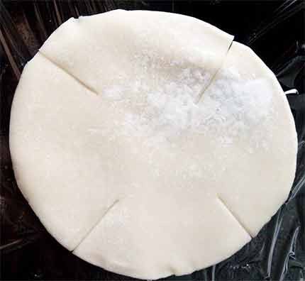 取餃子皮，用廚房剪刀在四周各剪一刀（約2cm）