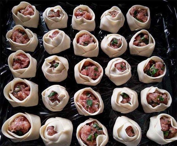 將包好的餃子排放在鋪好保鮮膜的平盤上，放入冷凍定型後即可分裝保存
（包餃子時若收緊一點，開口較小像花苞，開口較大就像鬱金香~）