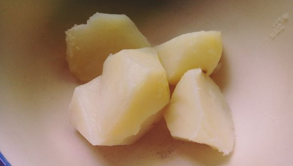 先將馬鈴薯蒸熟後，倒掉多餘的水份