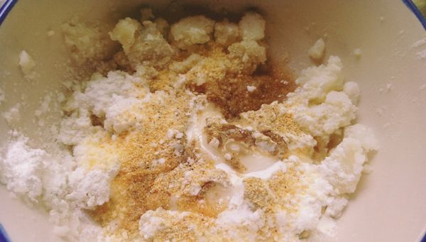 把馬鈴薯先壓成泥，加入所有的調味料