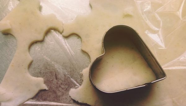 用刀子切，或是用模型壓出都可以