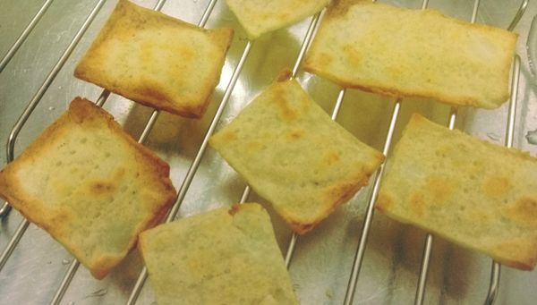 放冷之後會脆脆的，但久了會變軟要吃在稍微烤一下就可恢復了