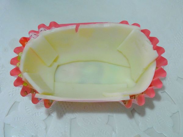 把周圍也裝滿，有空隙的部分都可以用小塊補，當融化時會溶解在一起