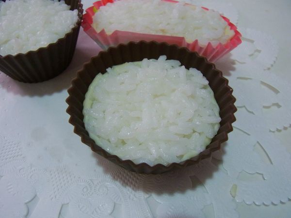 裝上剛出爐的熱飯，熱氣會把起司溶解，再放冷藏讓起司硬化、取出。