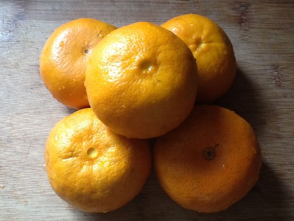 2.茂谷柑去蒂頭，外皮刷洗乾淨。