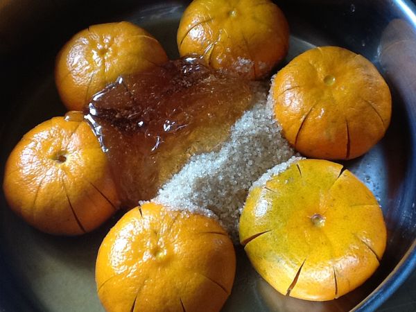 4.將切好的茂谷柑放入鍋中，並輕輕稍壓扁(會有一些湯汁流出，就留於鍋中)，加入二砂糖與麥芽。