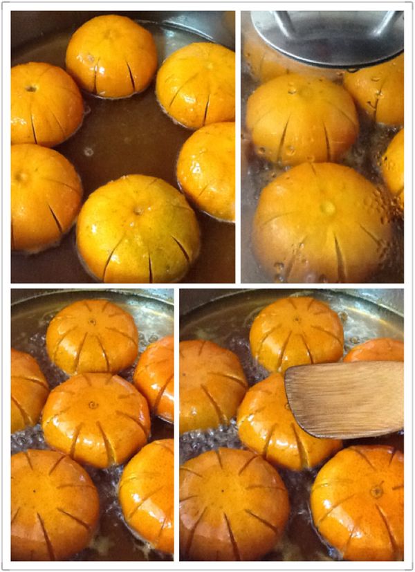 7.改小火，蓋鍋蓋，煮約60分鐘，(期間約15分鐘翻面一次，並以鍋鏟輕壓扁茂谷柑)，煮至茂谷柑軟化、表面有透感。