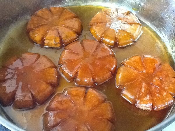 8.開鍋蓋續熬煮約20分鐘，將湯汁收汁(如:蜂蜜的稠度)。