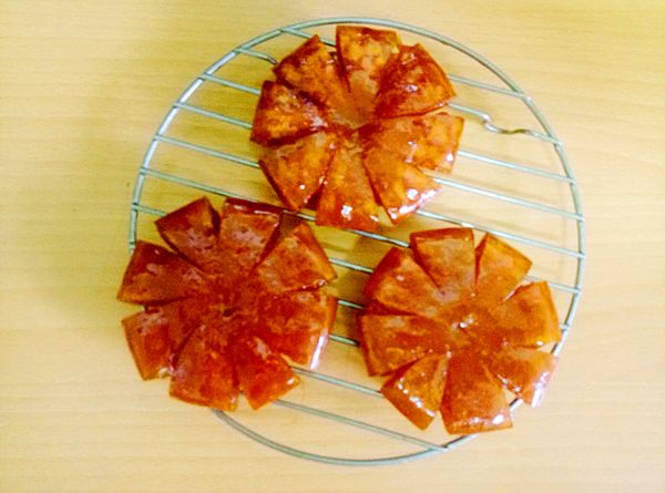 10.取出茂谷柑(剩餘的湯汁裝罐冷藏，可泡茶飲用)，就可進行低溫烘乾。烤箱50度約4-5小時。日曬約2天（8-10小時），至果乾表面無粘感即可。