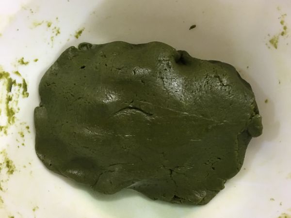 低筋麵粉及抹茶粉一起過篩
加入過篩麵粉及蛋液
揉成麵團（喜歡杏仁片的可在最後加入）