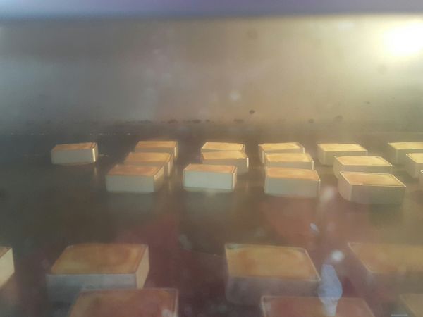 上火170/下火210 烘烤12分鐘底部上色烤盤取出將鳳梨酥翻面續烤
烤箱調整溫度上火160/下火180 續烤6分鐘上色完成