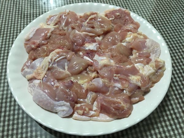 將去骨雞腿切塊，與所有調味料醃漬約1小時。