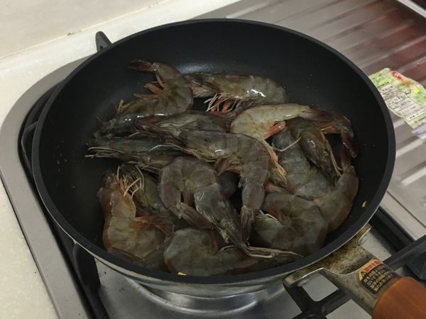 原鍋下蝦，用筷子稍稍翻面拌炒