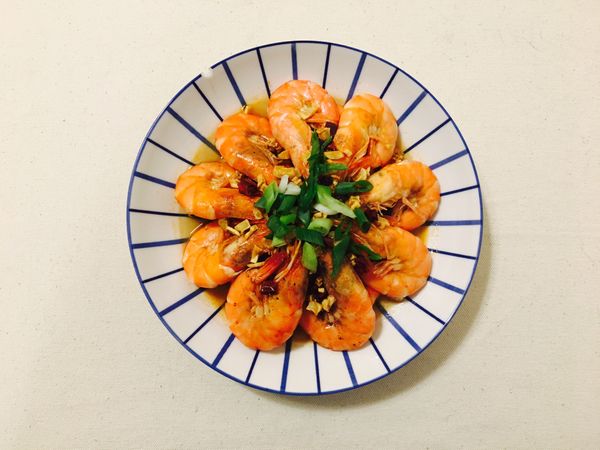 蝦子熟後開鍋、用鹽糖黑胡椒作調味即可起鍋，蝦子排入盤中後再撒上炸好的蒜頭和辣椒，再用少許青蔥裝飾就完成囉～