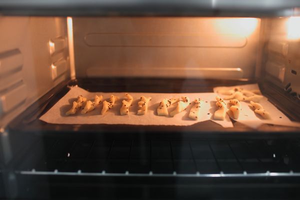 烤箱預熱10分鐘再放入烤箱上下火150度烤10分鐘左右就完成了。