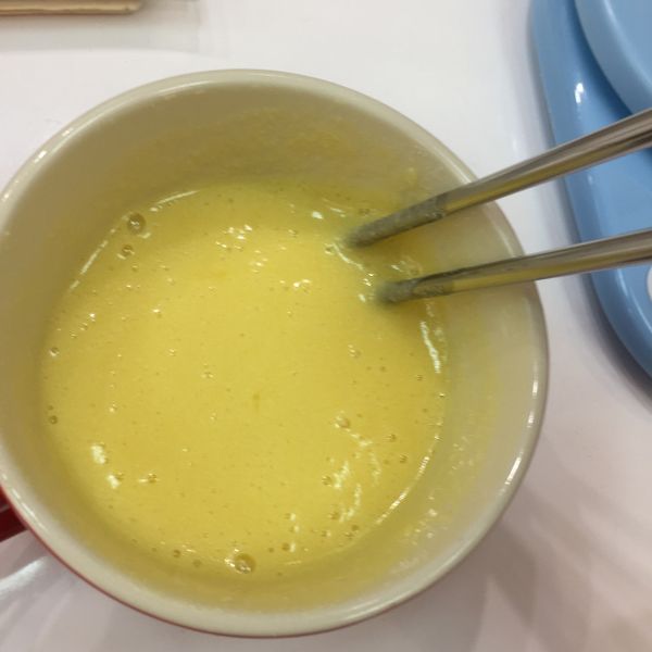 先做塔皮部分
全蛋打撒，加入細砂糖及奶粉拌勻備用