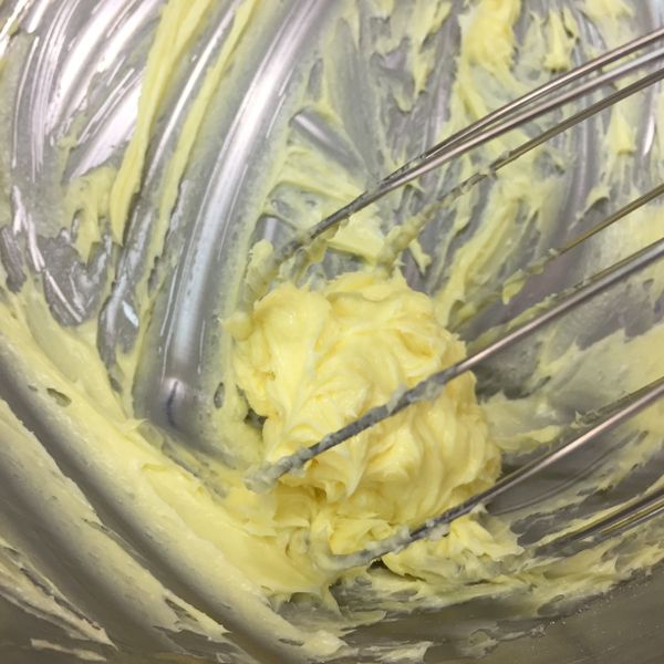 無鹽奶油室溫回軟，打至霜狀