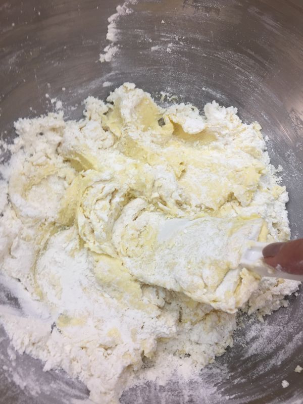 篩入低筋麵粉，以刮刀切拌至看不到白色粉末