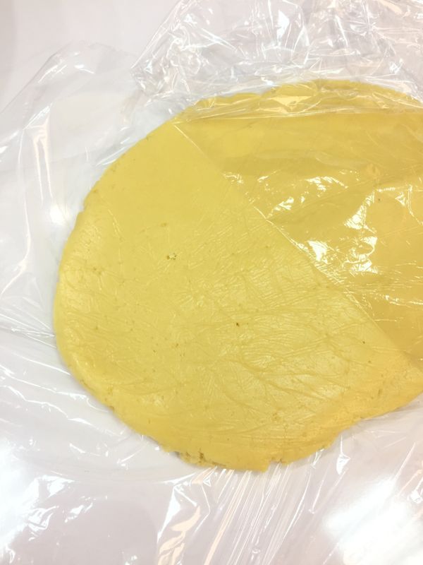 將麵團依模型大小，桿至-0.2-0.4mm薄片
(麵團整理好後，先冰30-60分，微硬較好操作)