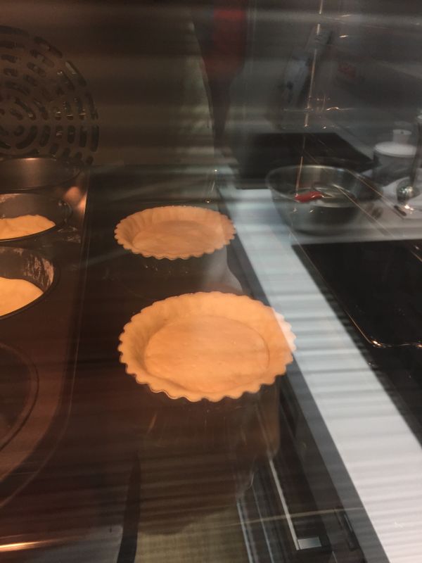 底部用牙籤或叉子戳洞並擺上壓派石，放入已預熱170度之烤箱，烤20分後放涼備用,塔皮即完成