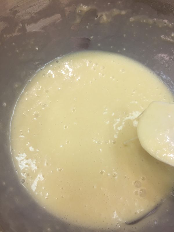 製作卡士達醬
蛋黃打散，加入牛奶，再加入粉類拌勻備用