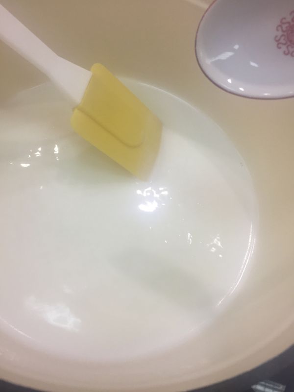 香草莢剖半，刮出香草籽，香草籽和夾一起放進牛奶煮10分，以小火煮至微冒泡 後撈出香草夾,並分次緩緩倒入步驟7中，迅速攪拌