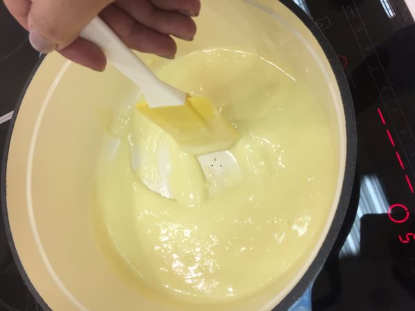 所有材料繼續小火加熱，過程需不斷攪拌