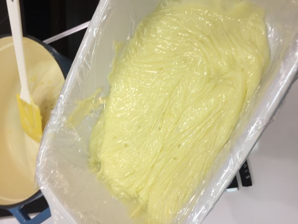 冷藏放涼備用(保鮮膜需服貼卡士達醬表面，避免產生水氣)