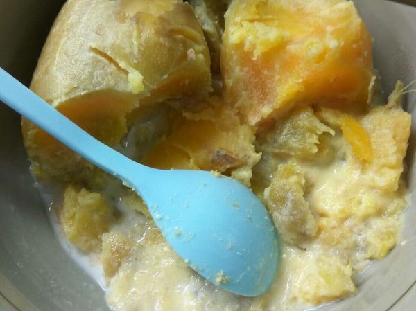 接下來把蒸熟的地瓜加入100ml的牛奶攪拌成泥