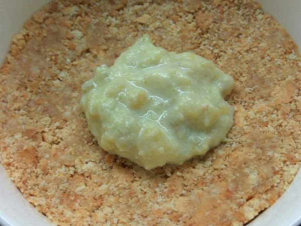 把地瓜泥倒入壓實的餅乾上