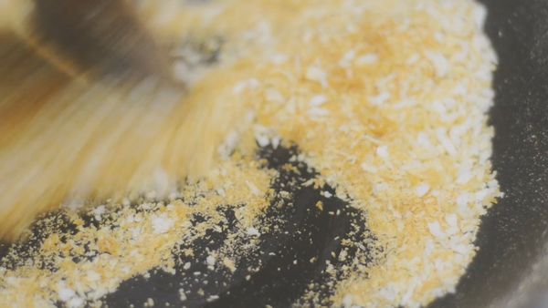 小火，加適量油，炒面包粉 (油愈多愈酥)，

持續炒到金黃色為止（這樣才像炸的嘛ＸＤ），炒好後冷卻備用