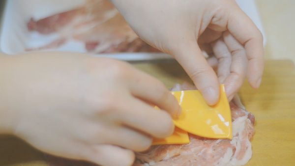 加入起司片，再攤平堆疊肉片 (堆疊厚度依個人)