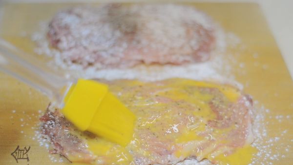 豬肉排二面撒上食材「Ｂ」後，再撒上少許麵粉、

塗上蛋液