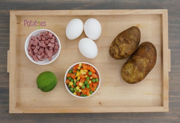 將主材料備齊。三色豆先川燙備用。