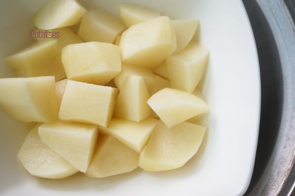 將美國褐皮馬鈴薯去皮切成塊狀蒸熟。