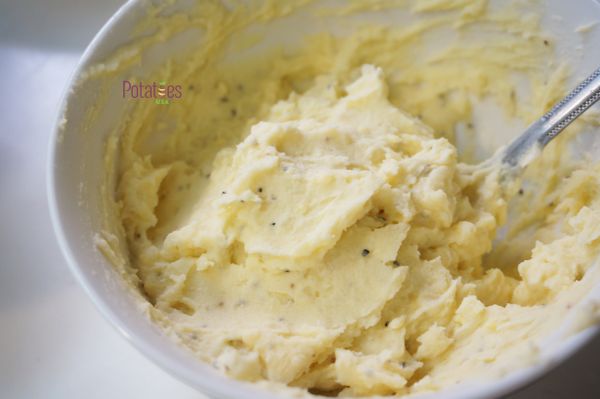 均勻攪拌成蛋黃薯泥沙拉。