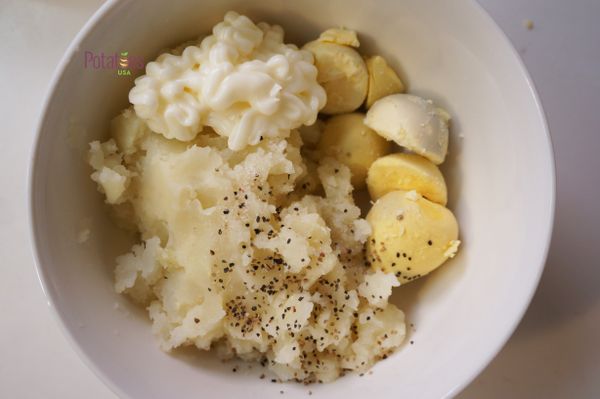 取步驟3一半的分量趁熱壓成薯泥(另一半切成小丁塊狀備用)後加入水煮蛋黃、沙拉醬、檸檬汁及[調味料]。