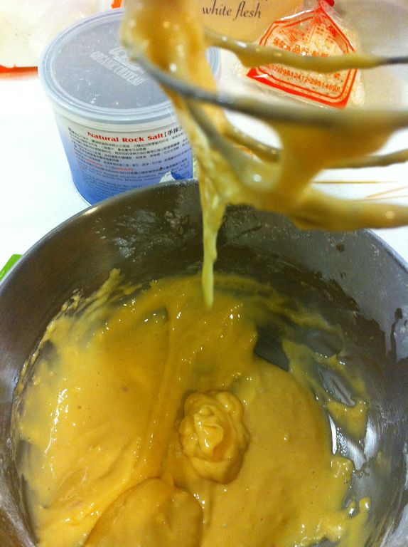 將低筋麵粉、泡打粉、雞蛋、拌勻(視濃稠度看是否要加點水)，攪拌的時後可打入一些空氣，這樣炸出來的麵團會比較酥脆鬆軟，麵糊攪拌到有點濃稠狀，可順順的滴落成一坨即可