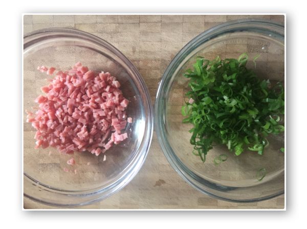 青蔥、火腿切細末備用。
