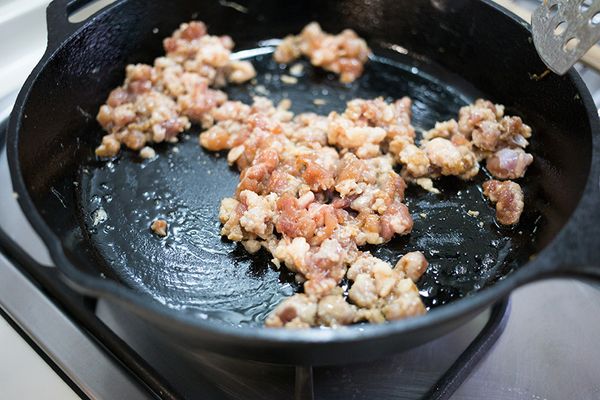 熱油鍋將絞肉炒至九分熟，撒一點砂糖拌炒。